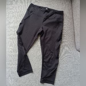 Cropped Capri tights with mesh cut outs